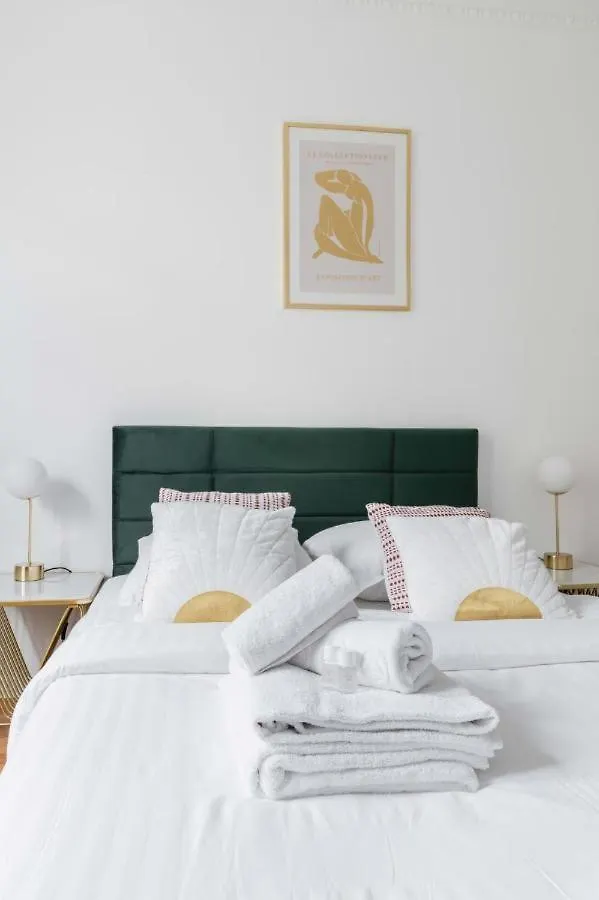Apartment Appartement Service 2 Pieces Au Coeur Du 19E - 4P Paris France