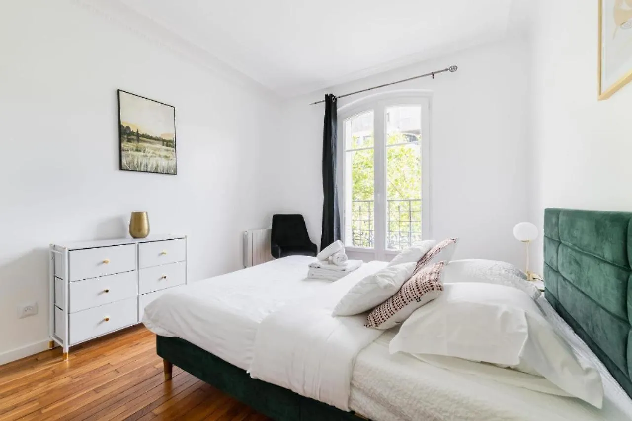 Appartement Service 2 Pieces Au Coeur Du 19E - 4P Paris France