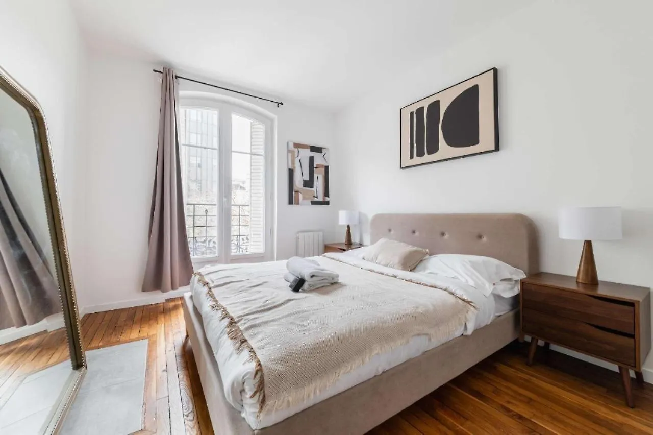 Appartement Service 2 Pieces Au Coeur Du 19E - 4P Paris 0*,  France